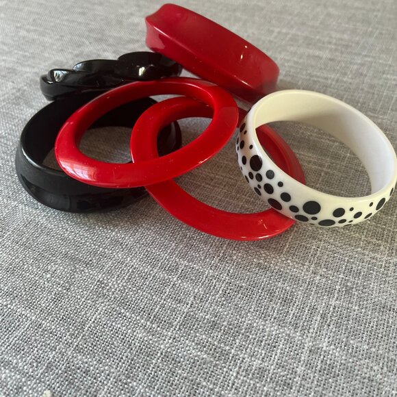 Vintage 1980's Chunky Plastic Cherry Red Black and White Bangle Bracelets 6 - Picture 2 of 11
